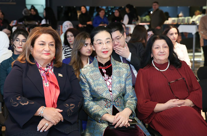 Воронеж новый год. Праздничное мероприятие посвященное новому году. Встреча нового года. Дед мороз стоит. Елка праздник.